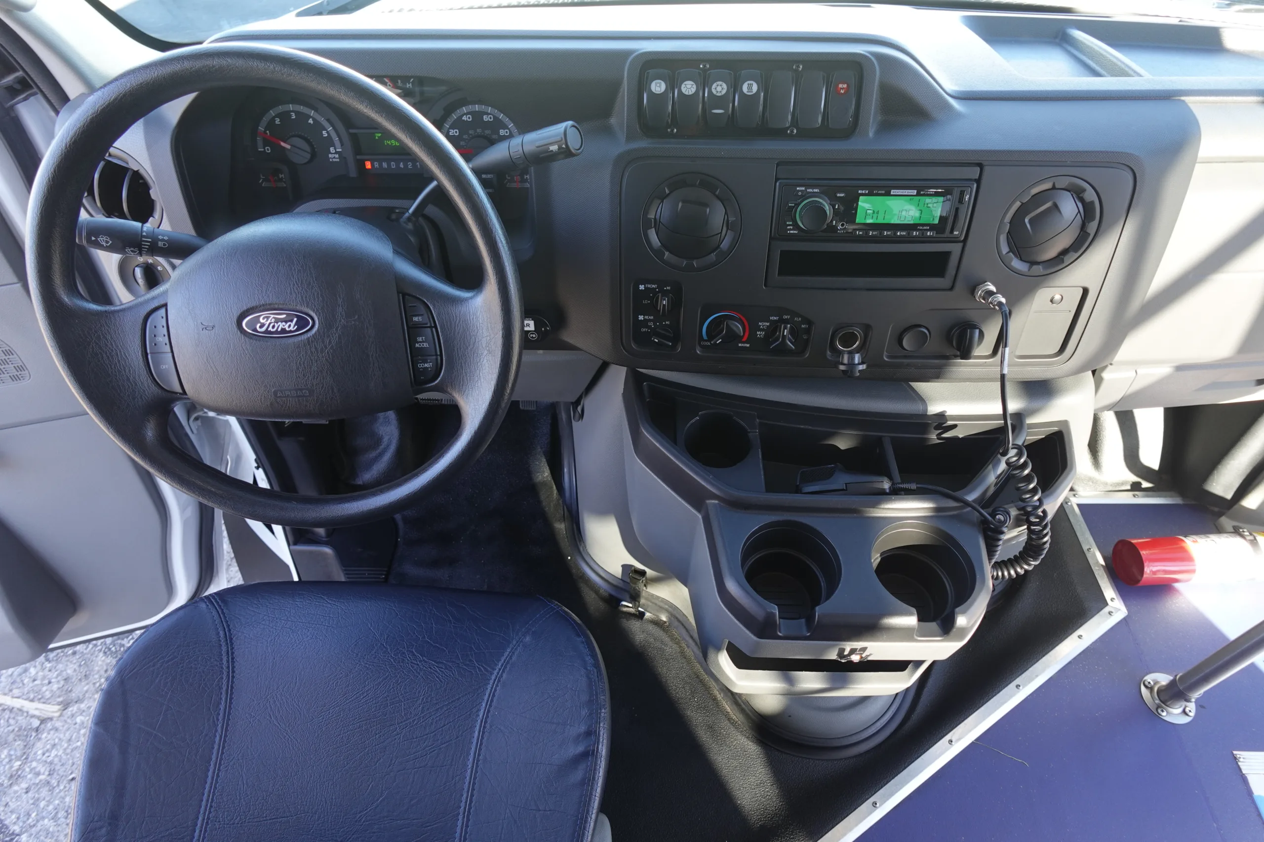 Ford E-350 - Image 2