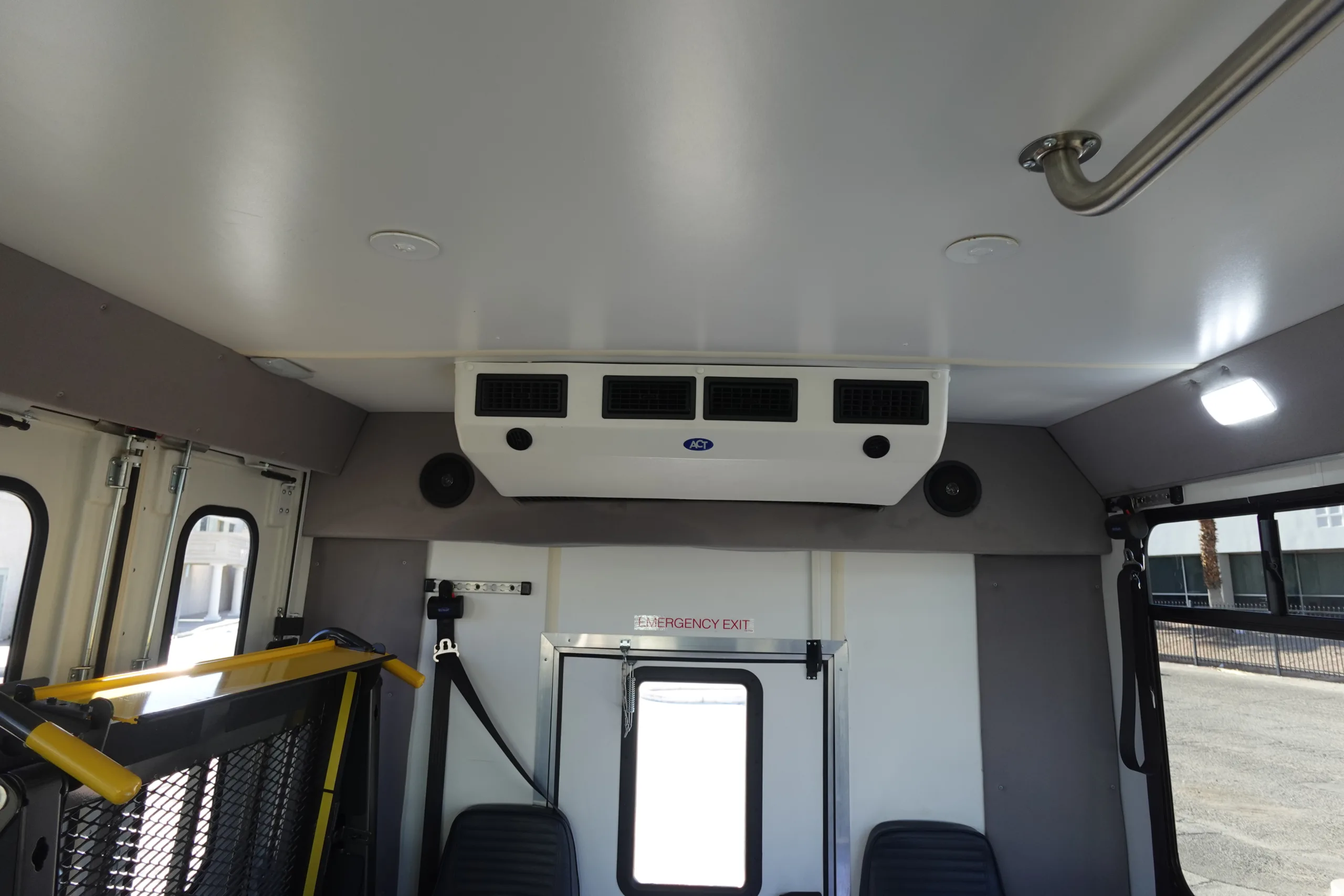 Ford E-350 - Image 11