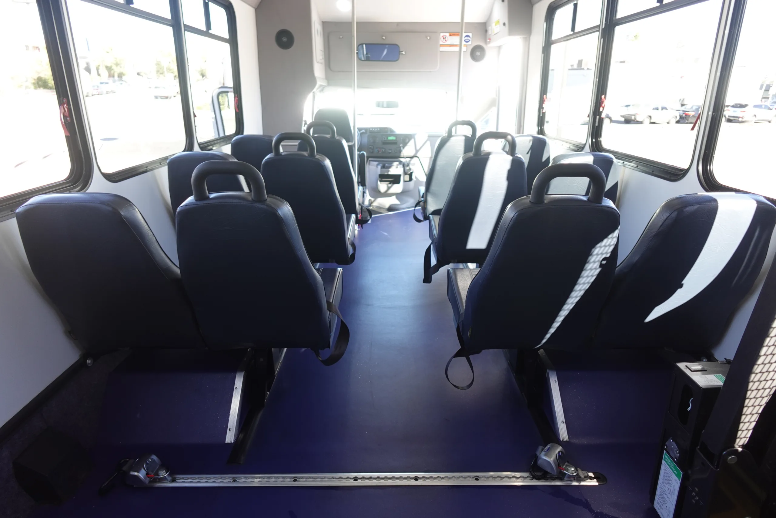 Ford E-350 - Image 12