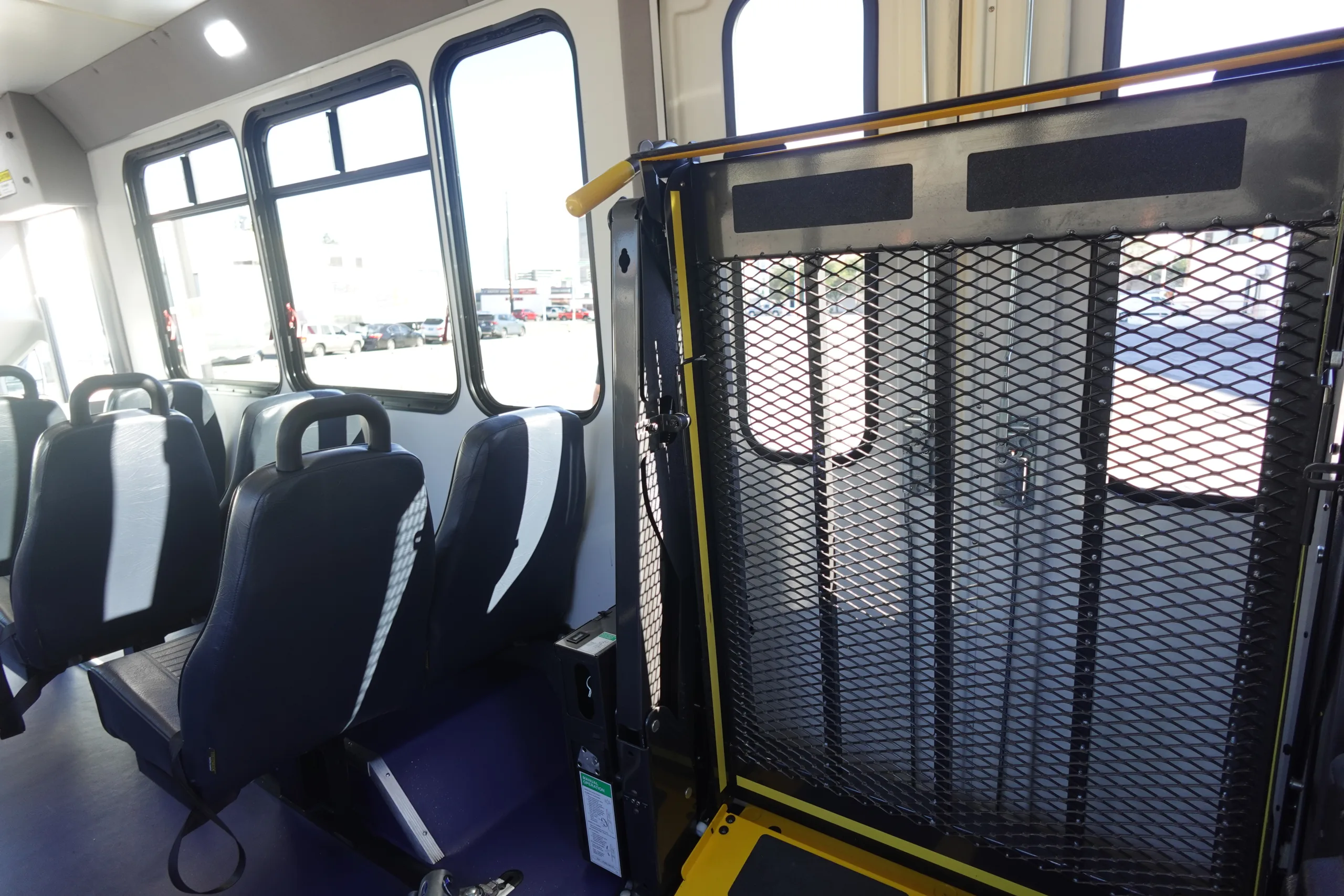 Ford E-350 - Image 13