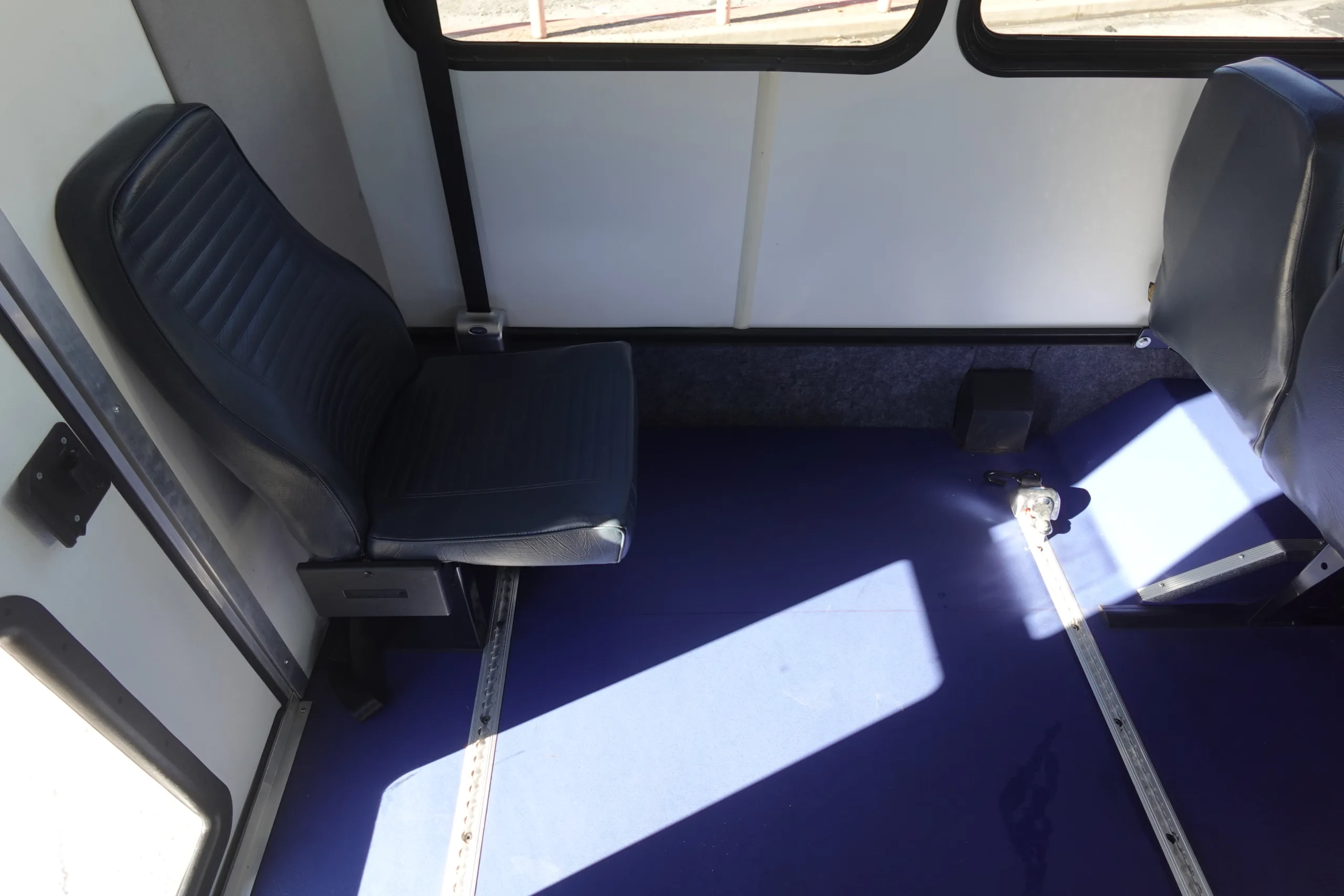 Ford E-350 - Image 14