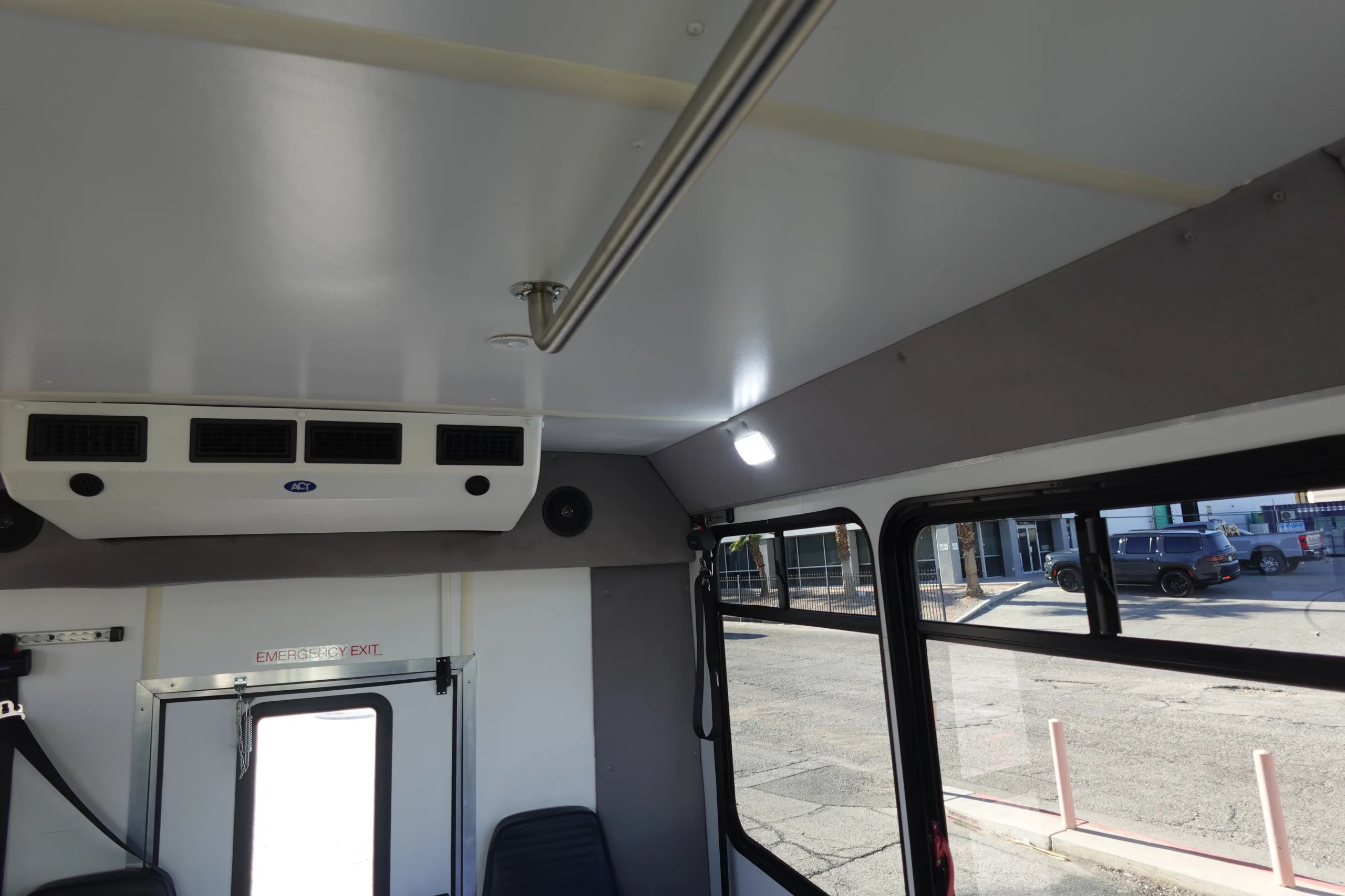 Ford E-350 - Image 20