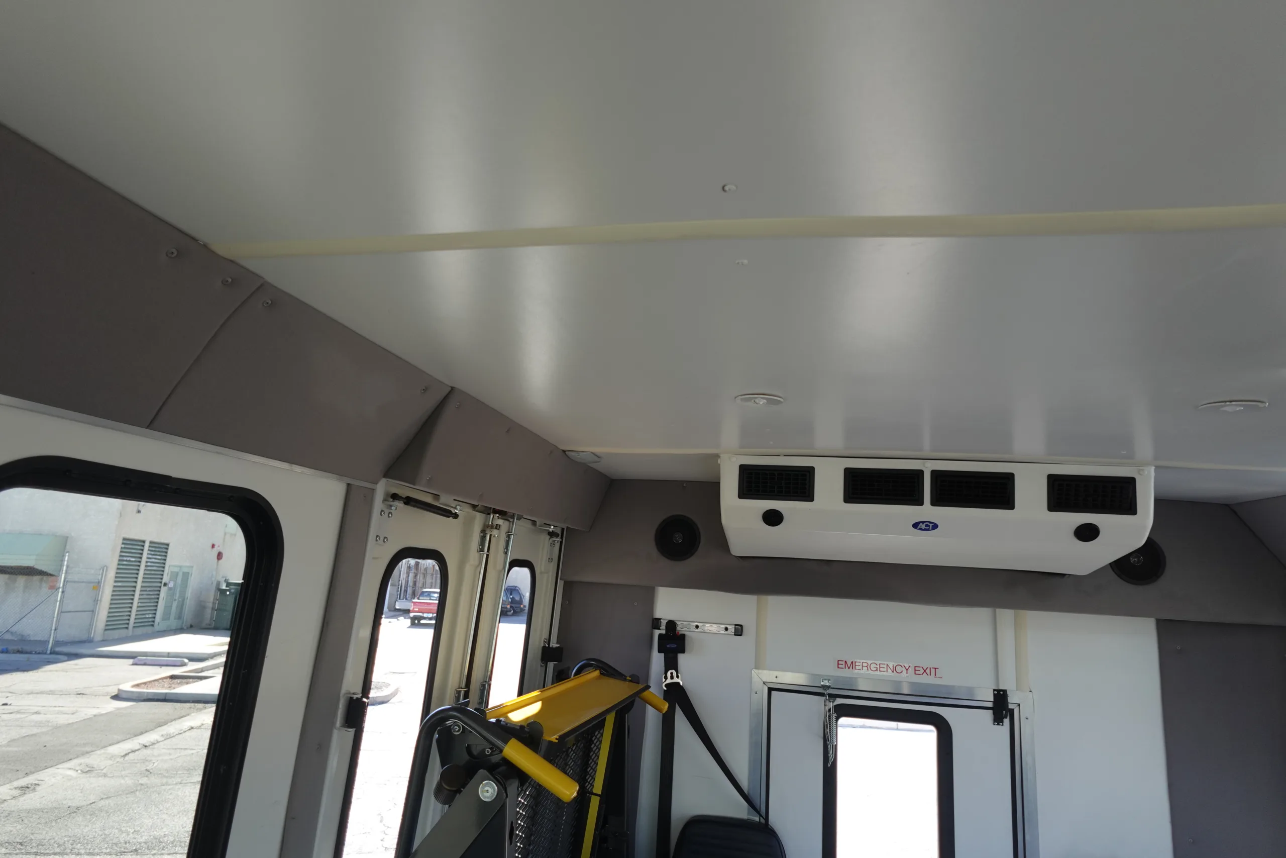 Ford E-350 - Image 21