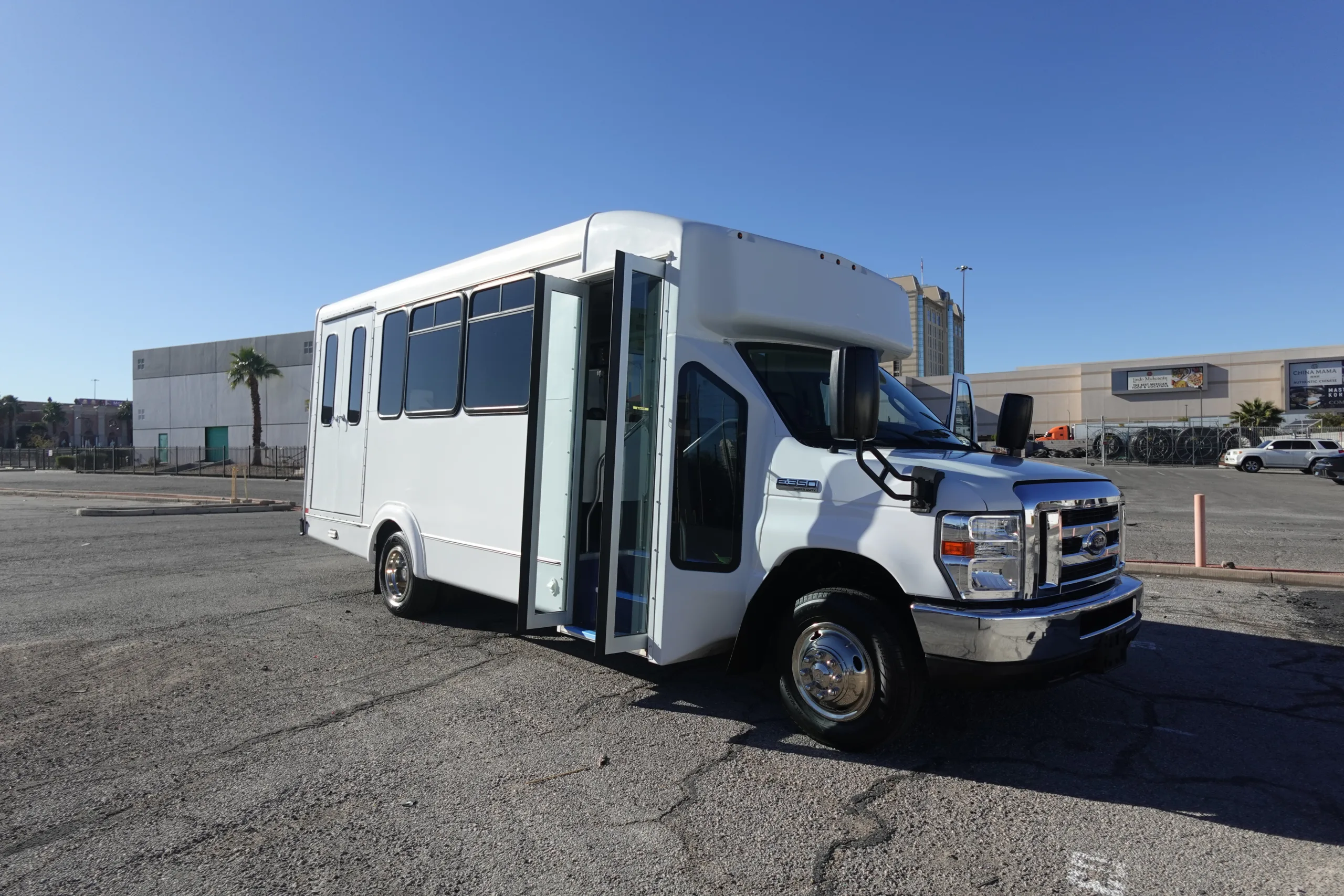 Ford E-350 - Image 22