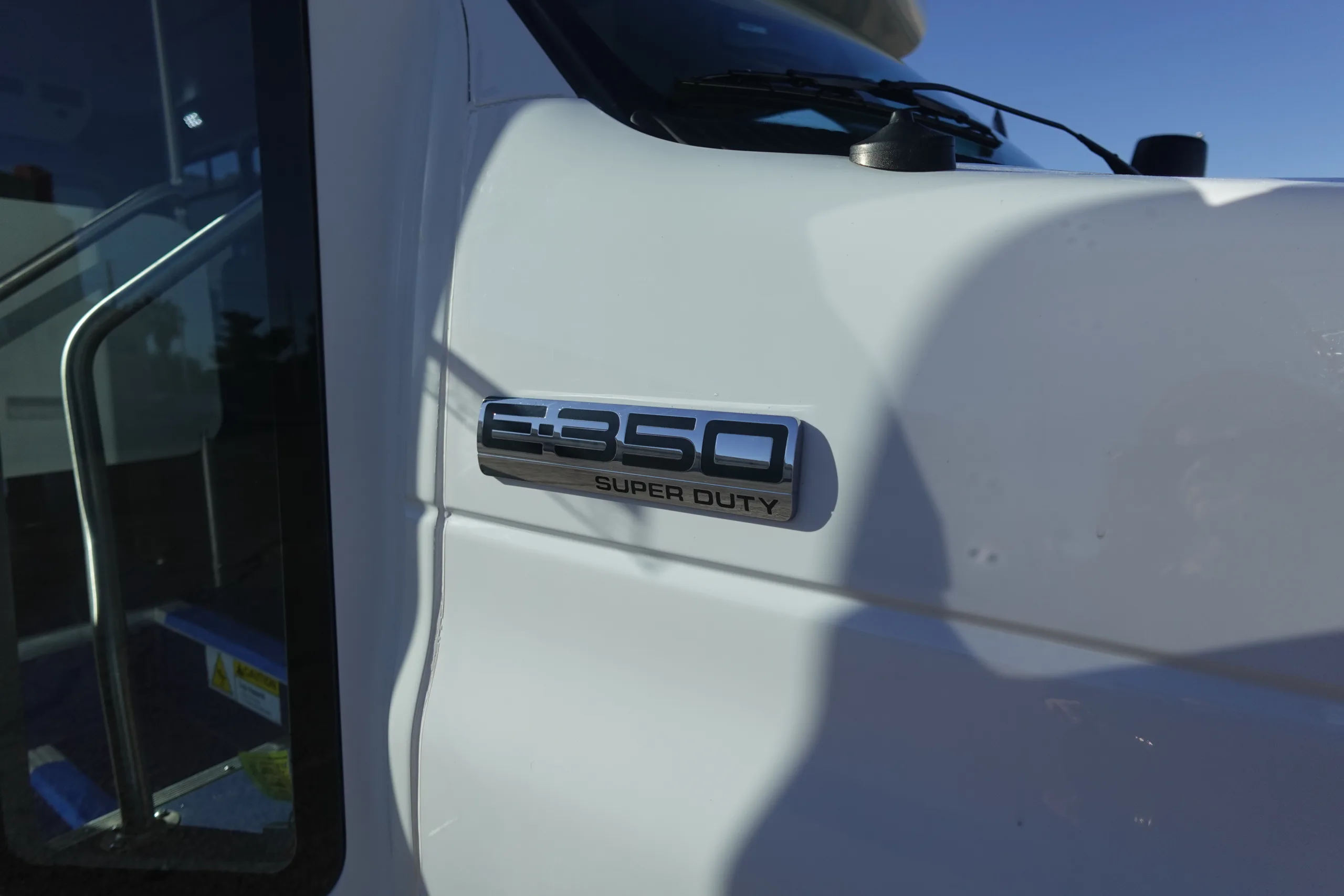 Ford E-350 - Image 24