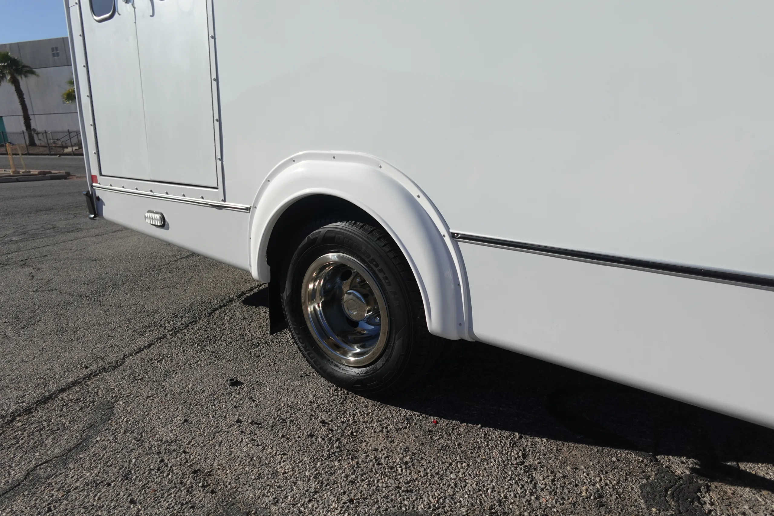 Ford E-350 - Image 25