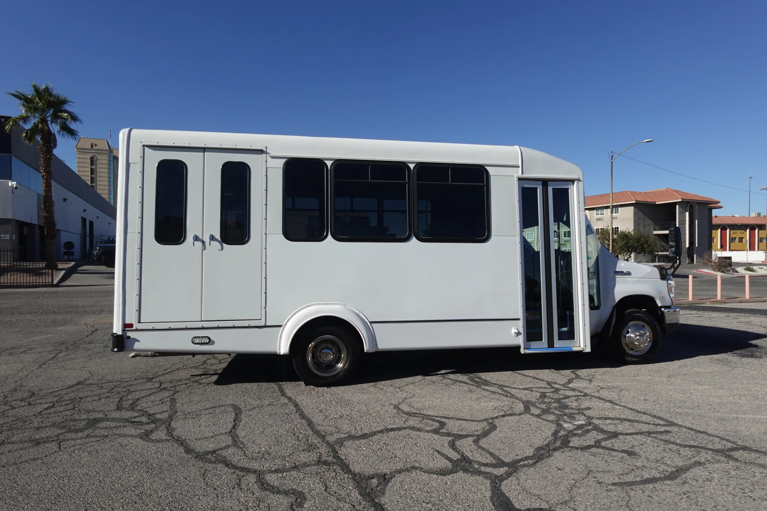 Ford E-350 - Image 30