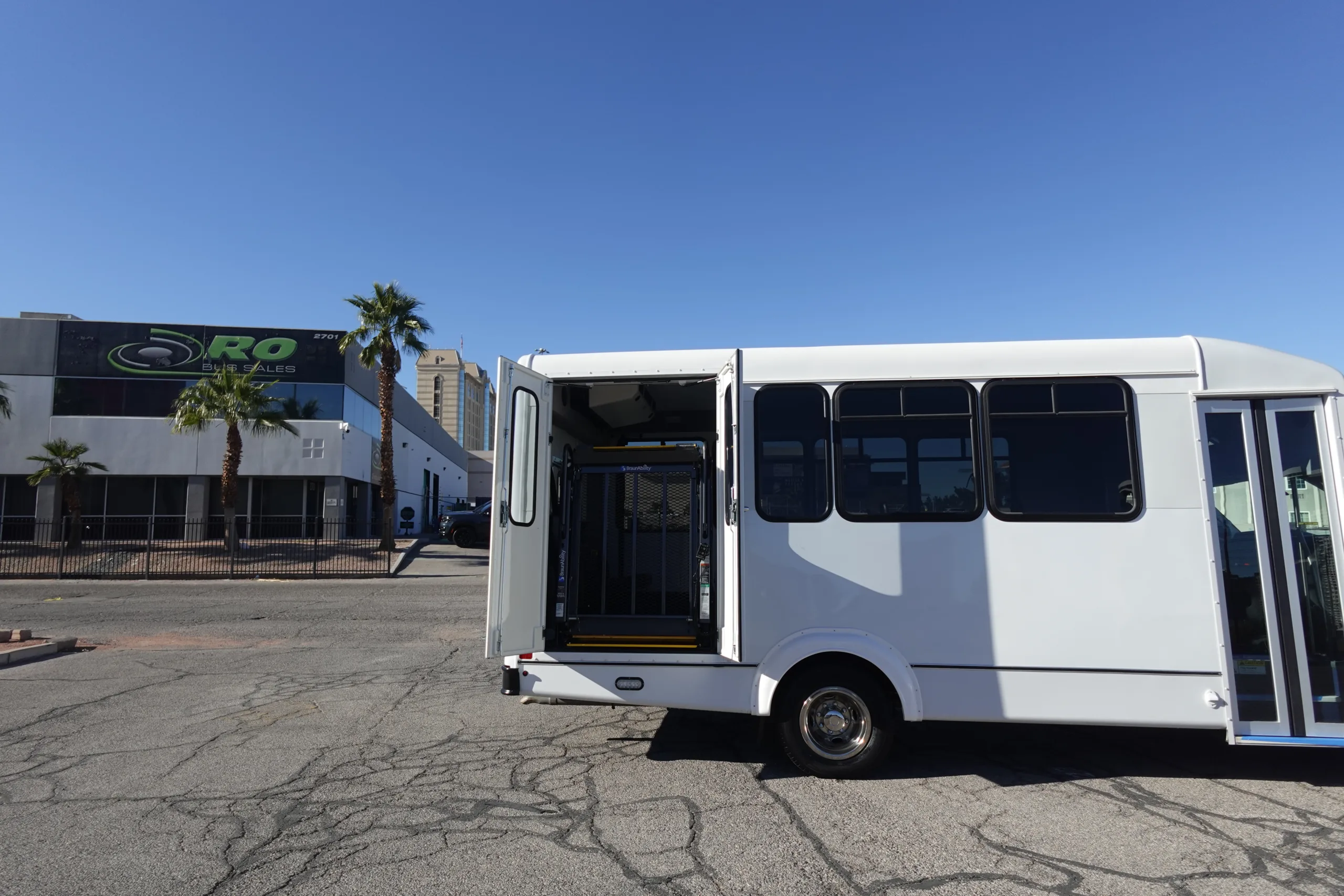 Ford E-350 - Image 34