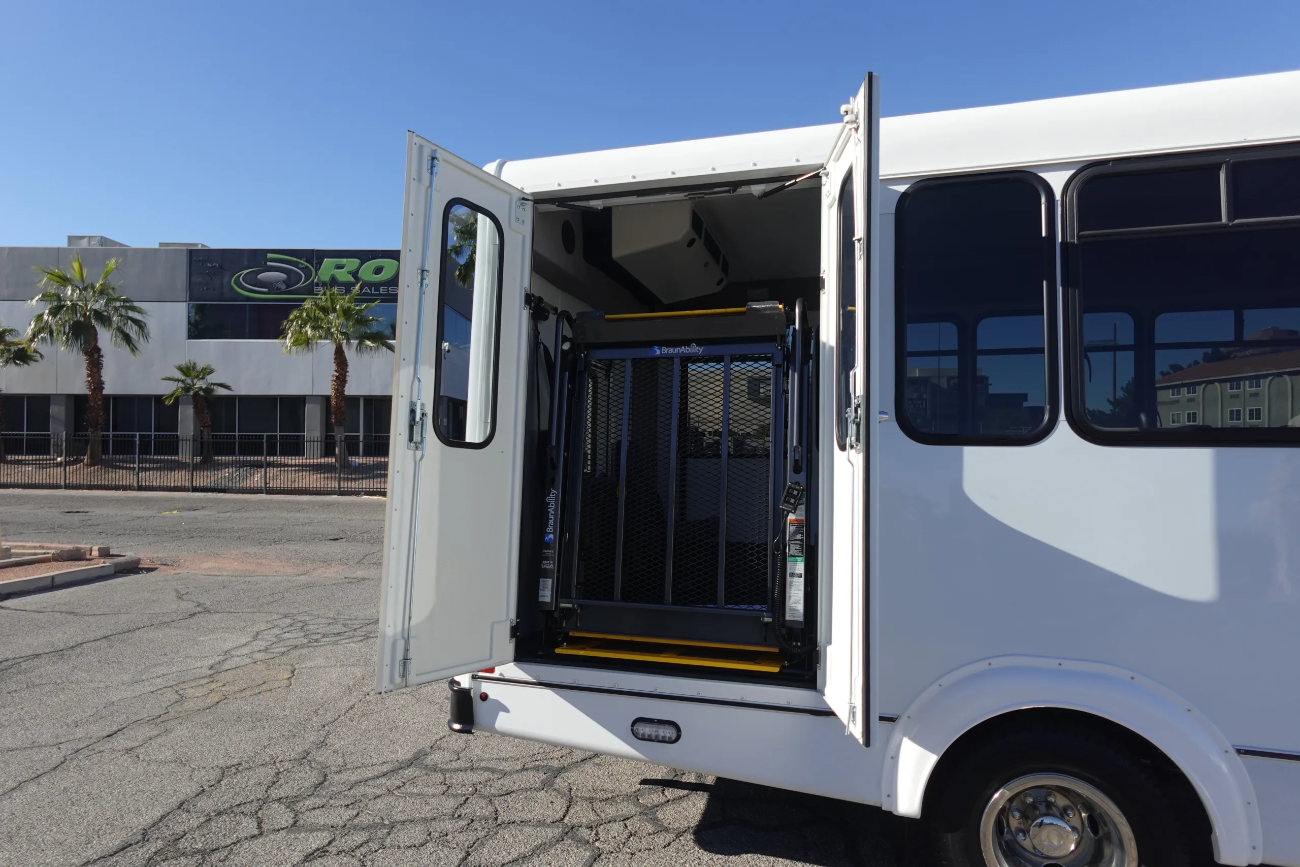 Ford E-350 - Image 35