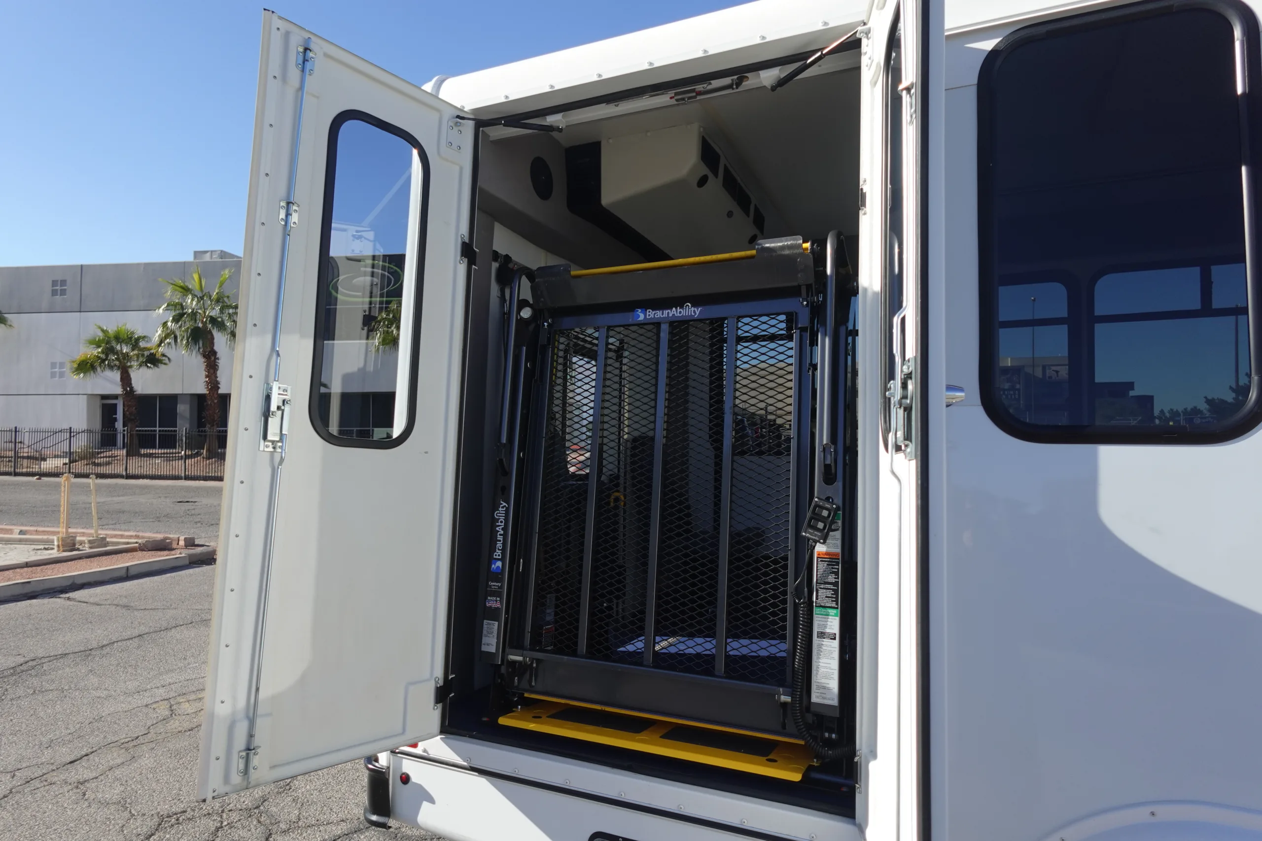 Ford E-350 - Image 36