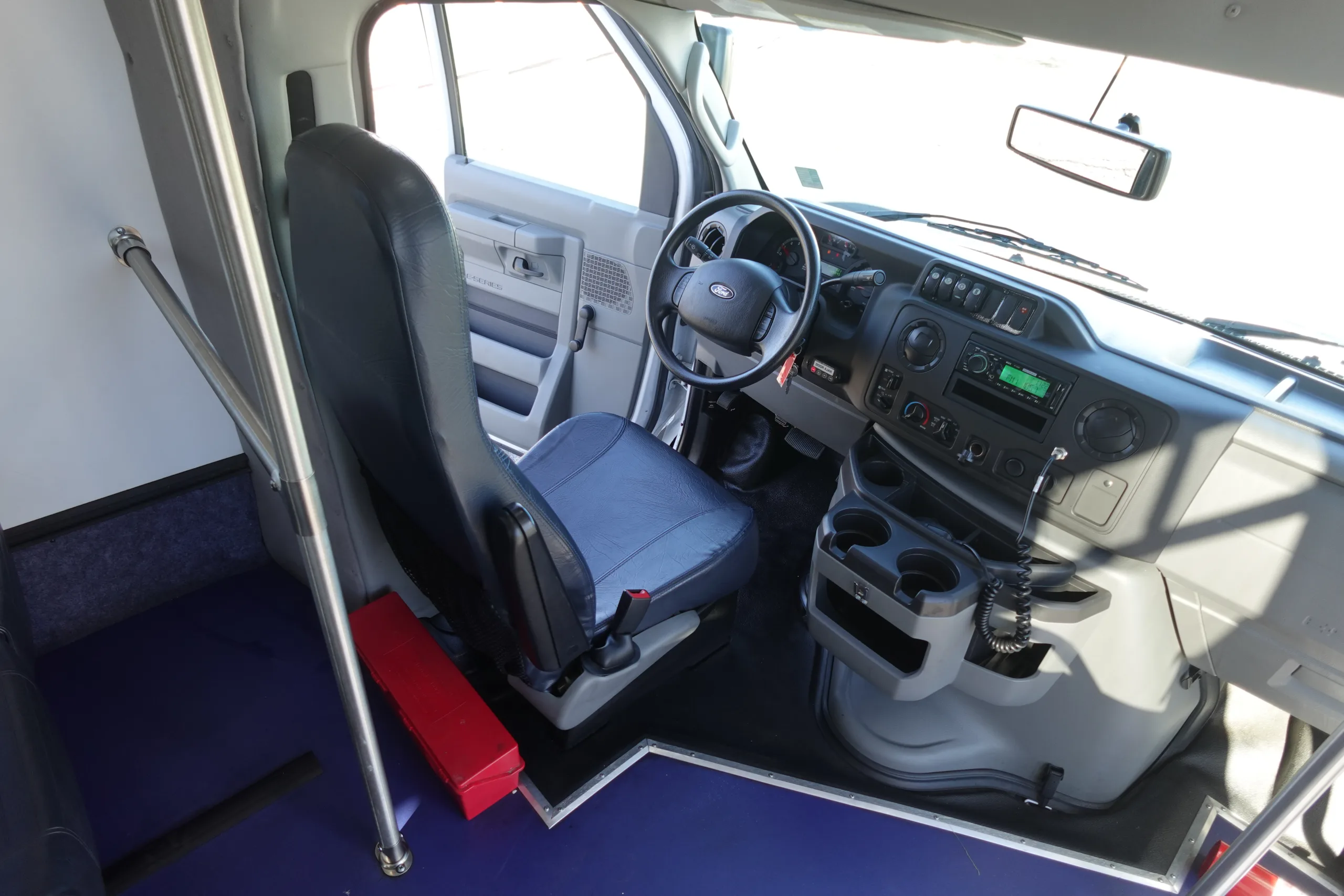 Ford E-350 - Image 6