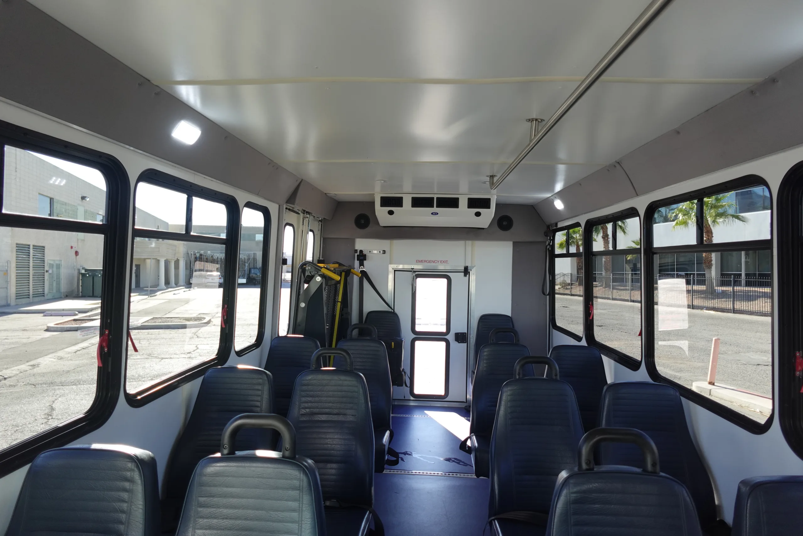 Ford E-350 - Image 8