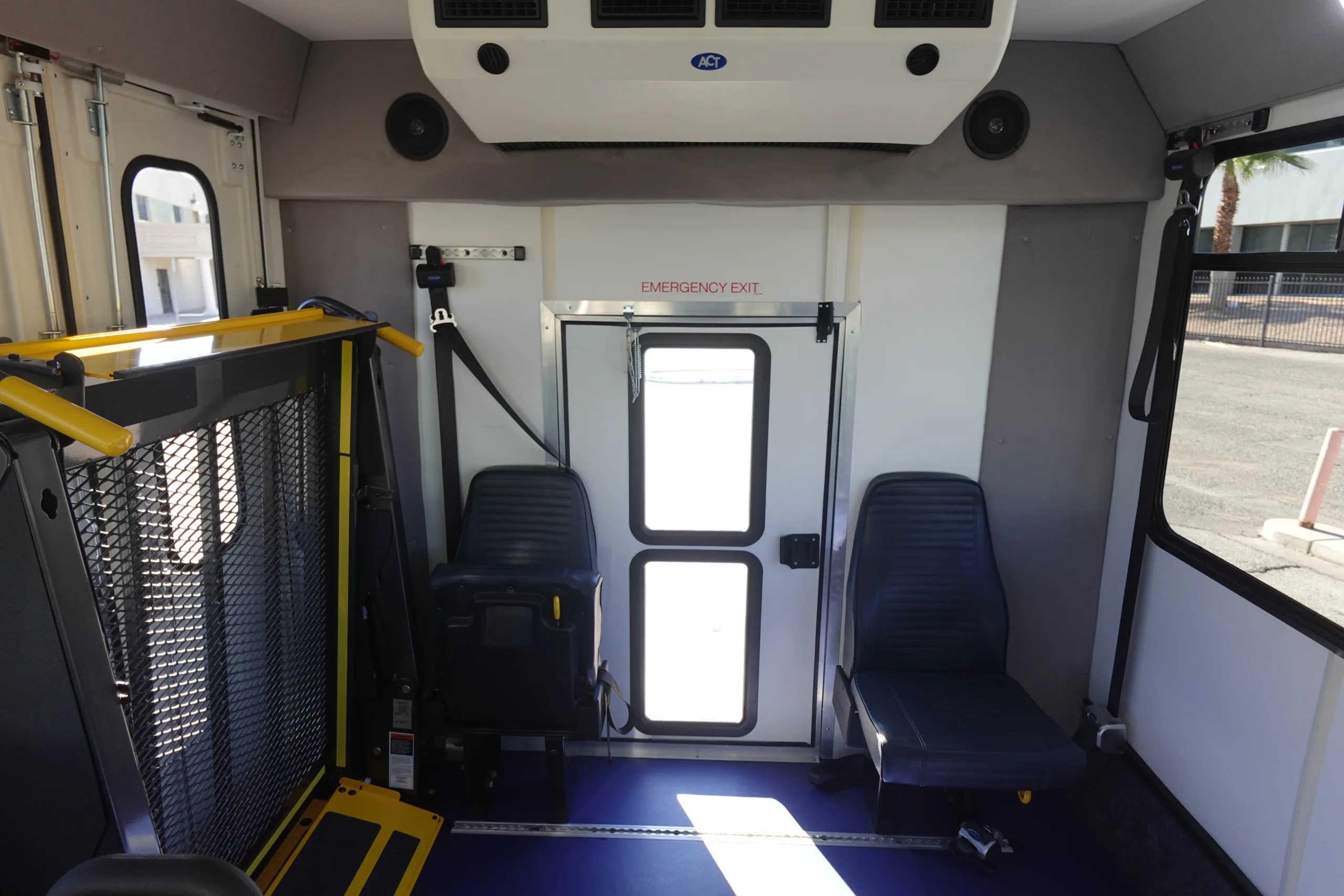 Ford E-350 - Image 10